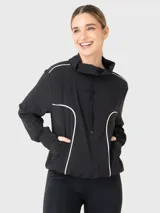 Cortaviento negro con cuello alto y cordón ajustable. Tiene bolsillos laterales y orificios en los puños para los pulgares. Presenta detalles de ribetes blancos en el frente y los hombros.