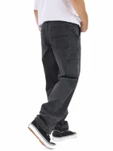 Pantalón jean celeste de corte amplio, estilo carpintero, con bolsillos laterales y traseros.