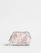 Monedero pequeño de cuerina blanca con estampado floral multicolor y cierre de cremallera. Incluye mosquetón metálico plateado.