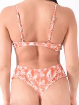 Bombacha de bikini color naranja.