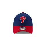 Gorra New Era 9Forty de los Philadelphia Phillies, color azul con visera roja y logo bordado en el frente.