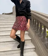 Minifalda de lentejuelas con cintura elástica, diseño flexible y corte ajustado.