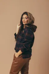 Buzo canguro oversize con capucha y cuello alto, confeccionado con paños de lana estampados.
