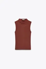 Musculosa marrón con cuello alto.