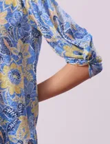 Blusa de modal estampado con flores en tonos azul y amarillo, marca Ruby Rd. Manga ¾ con terminación anudada.