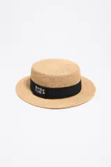 Gorro tipo canotier de paja color beige con cinta negra con el logo de la marca Bimba y Lola.