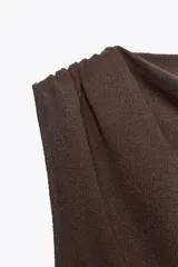Top marrón de tejido de punto, sin mangas, con cuello fluido y detalle drapeado.