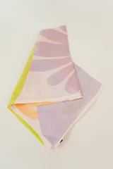 Pareo multicolor con estampado abstracto, ligero y versátil para el verano.