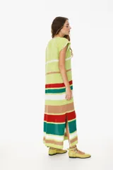 Vestido largo de tejido de punto color verde con rayas horizontales en blanco, marrón, rojo y verde.