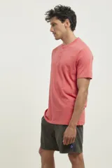 Remera color verde con cuello redondo y media botonadura.