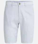 Bermuda de hombre en lino color gris claro, de corte recto, con textura discreta, bolsillos laterales y cierre frontal con botón y cremallera.