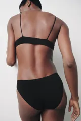 Braguita clásica color marrón confeccionada en modal con cintura elástica.