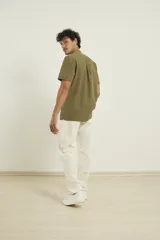 Camisa de manga corta color amarillo, con cuello mao y botones de coco.