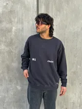 Buzo negro de corte holgado con estampa en la espalda que incluye una estrella blanca, la palabra "Osen" y las palabras "Empower", "Elevate", "Boldness" y "Strength".