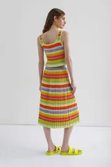 Top tejido a rayas horizontales de colores, con escote cuadrado, tirantes finos y detalle plisado en el bajo.