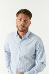 Camisa celeste a cuadros, de corte slim fit, manga larga y logo bordado. Confeccionada en 100% algodón.