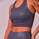 Top deportivo gris con textura reptil, de breteles anchos y espalda deportiva.
