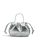 Bolso plateado tipo bombonera con asa corta y cierre con cordones ajustables.