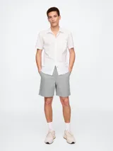 Short de hombre color azul marino, corte recto y largo a la rodilla.