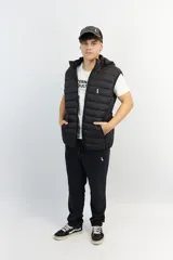 Chaleco puffer negro de nylon con capucha desmontable y cierre frontal.