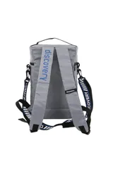 Mochila cilíndrica acolchada color gris, diseñada para transportar un equipo de mate (matero). Presenta un compartimento principal superior con cierre, un bolsillo frontal con cierre y un parche circular con texto y logo de Discovery. Incluye asa de mano superior y correa ajustable para llevar al hombro.