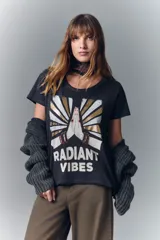 Remera negra de algodón con calce fit y estampa esotérica al agua con detalles en foil.