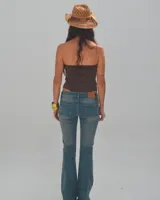 Pantalón de jean Diesel de tiro bajo y corte acampanado, color celeste con desgaste en los muslos.