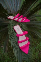 Sandalias de cuero color amarillo flúor con tres tiras finas con nudo y punta fina.