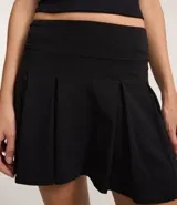 Short pollera negro de bengalina con cintura ancha y pliegues.