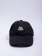 Gorro de visera negro con bordado frontal de la frase 'You are Good'.