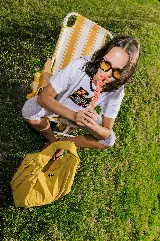 Bolso deportivo tipo duffel bag de nylon color negro, con asas de mano y correa ajustable para hombro. Diseño simple y funcional.