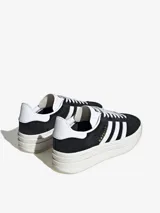 Zapatillas Adidas Gazelle Bold para mujer, color negro con las tres tiras blancas y plataforma de triple capa color crema.