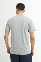 Remera manga corta de color gris oscuro con cuello redondo.