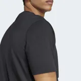 Remera negra de algodón con cuello redondo y logo Adidas de tres barras en color blanco estampado en el pecho.