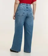 Pantalón de jeans de tiro alto, color celeste desgastado, modelo wide leg (pierna ancha) con cierre y botón metálico.