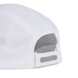 Gorro deportivo Adidas Run, color blanco con logo plateado en el frente y detalle reflectivo en la visera.