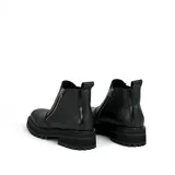 Bota de cuero vacuno color marrón, con interior forrado en corderito natural. Tiene suela de goma artesanal, punta cuadrada, cierre YKK en ambos lados y caña de 11cm.