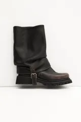 Bota de caña media color marrón claro, de gamuza con efecto arrugado, suela track y detalle de tira lateral con hebilla.