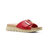 Sandalia de cuero sintético color beige, con plataforma y hebilla dorada.