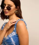 Vestido midi de tule con estampa étnica, escote corazón fruncido y breteles finos.