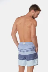 Short de baño celeste con rayas horizontales en tonos de azul, blanco y verde.