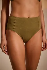 Bikini tiro alto color verde oliva con textura acanalada y detalles dorados.