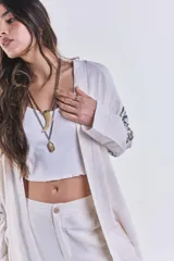 Kimono largo color beige de lino, con mangas largas y bordado de lentejuelas en los hombros.