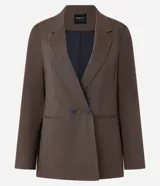 Blazer marrón de poliéster y viscosa, de corte amplio y estructura de sastrería, con solapas en el cuello, doble abotonadura, bolsillos falsos y pinzas.