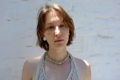 Collar regulable de bronce macizo con cuentas de piedra natural de cuarzo lima y jaspe rojo, y un dije central de labradorita.