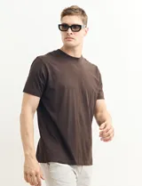 Remera de manga corta color petróleo, de corte recto y cuello redondo.