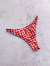 Bottom de bikini tipo vedetina, color rojo con estampado en zigzag, con forro.