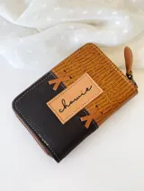 Billetera pequeña de cuero marrón y negro con cierre metálico y monedero interno.