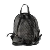 Mochila negra de símil cuero graneado con diseño estampado con el logo de la marca. Tiene acceso con cierre, un bolsillo externo con cierre, un bolsillo interno con cierre y dos bolsillos internos abiertos. Las correas son regulables y los herrajes son plateados.