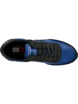 Zapatillas Tommy Jeans Essential de running, color azul con detalles en negro y blanco. Presentan el logo de la marca en el lateral y suela dentada.